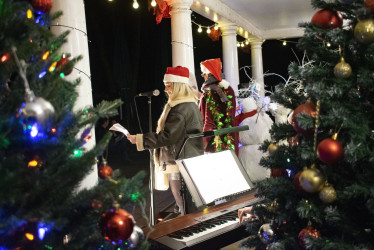 Photo of Christmas Singalong on the Tea Lawn @ Lauderdale House