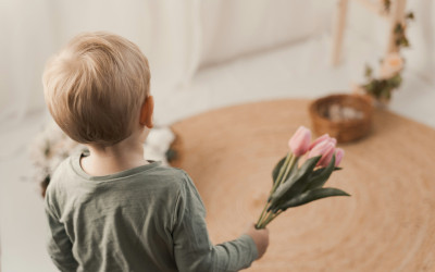 Flower Activity for Kids: How to Plan a Small Flower-Themed Kids’ Party with Simple “Build-Your-Own” Stations